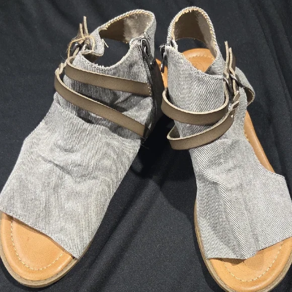 Stylish Gray Sandals for Women - Picture 3 of 9